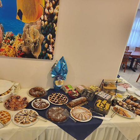 Hotel Savana Римини Екстериор снимка