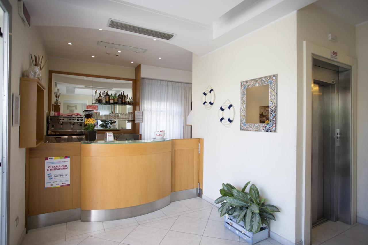 Hotel Savana Римини Екстериор снимка