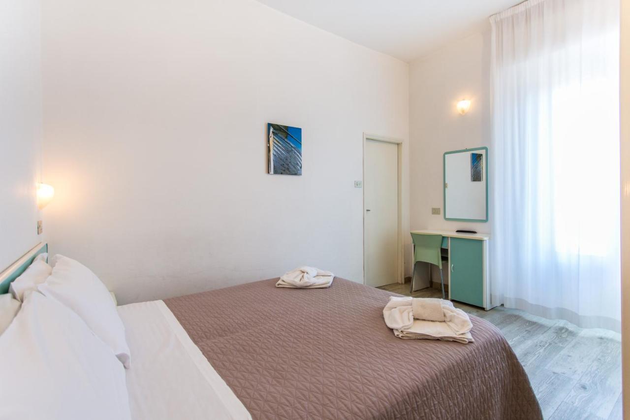 Hotel Savana Римини Екстериор снимка