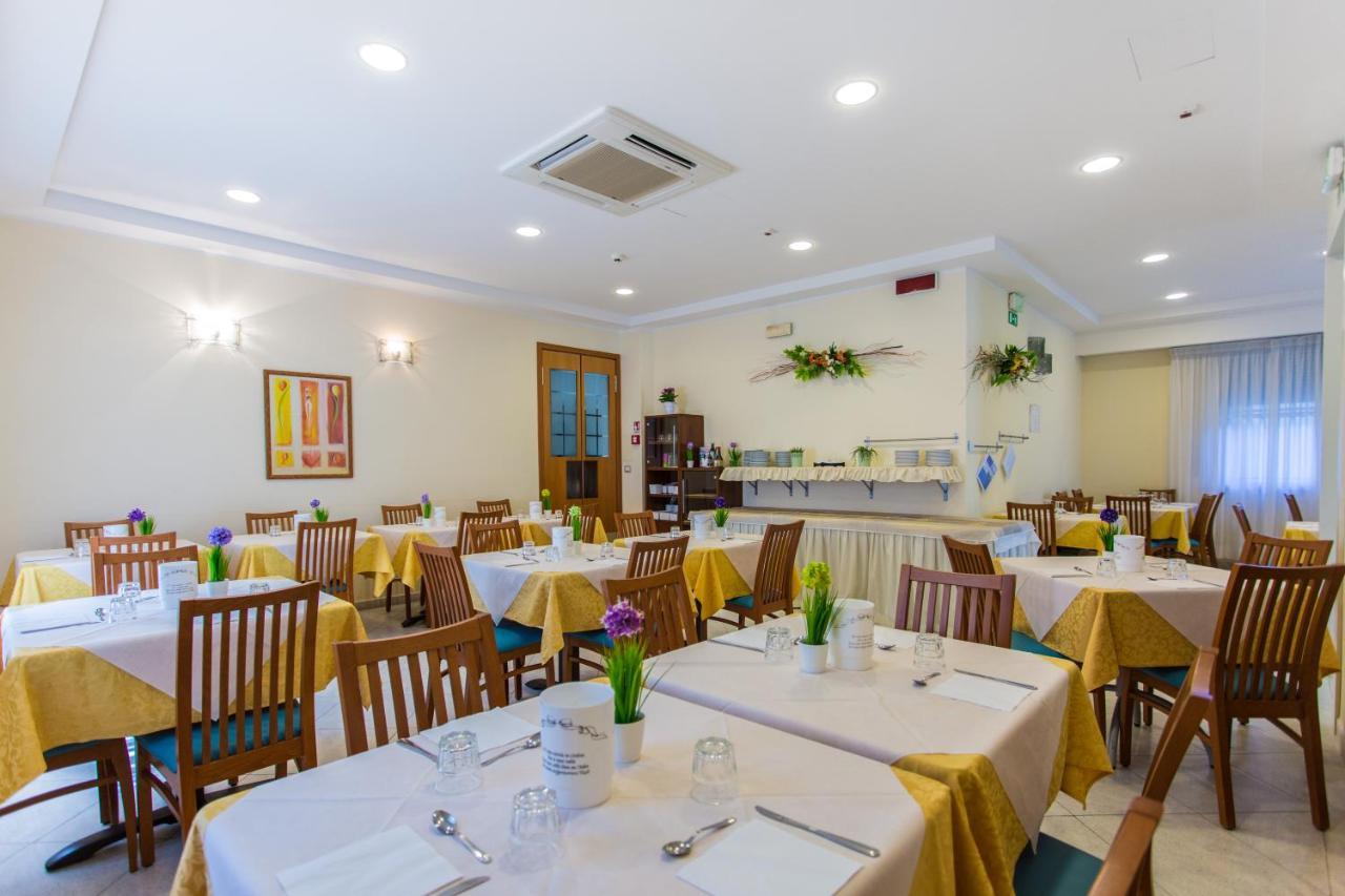 Hotel Savana Римини Екстериор снимка