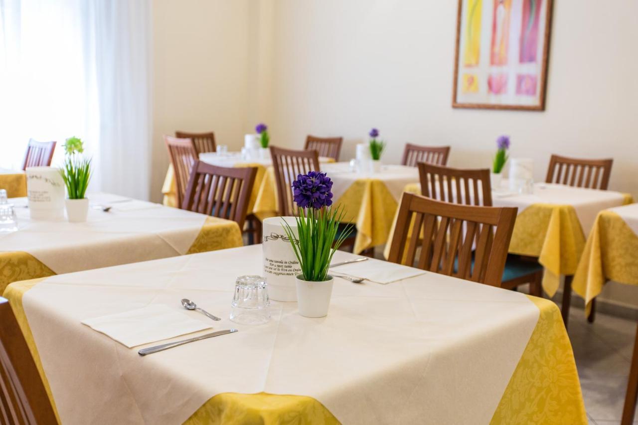 Hotel Savana Римини Екстериор снимка
