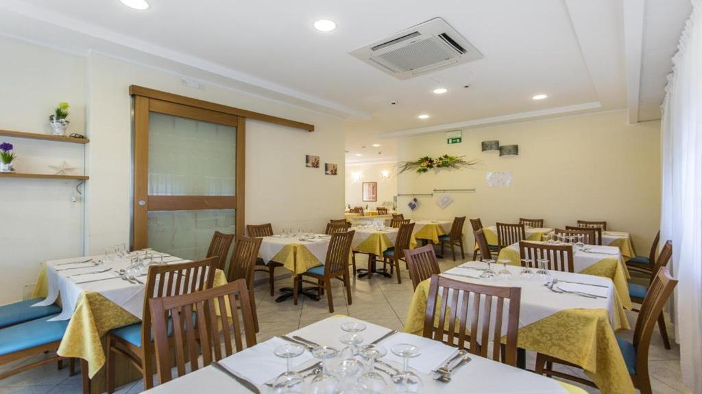 Hotel Savana Римини Екстериор снимка