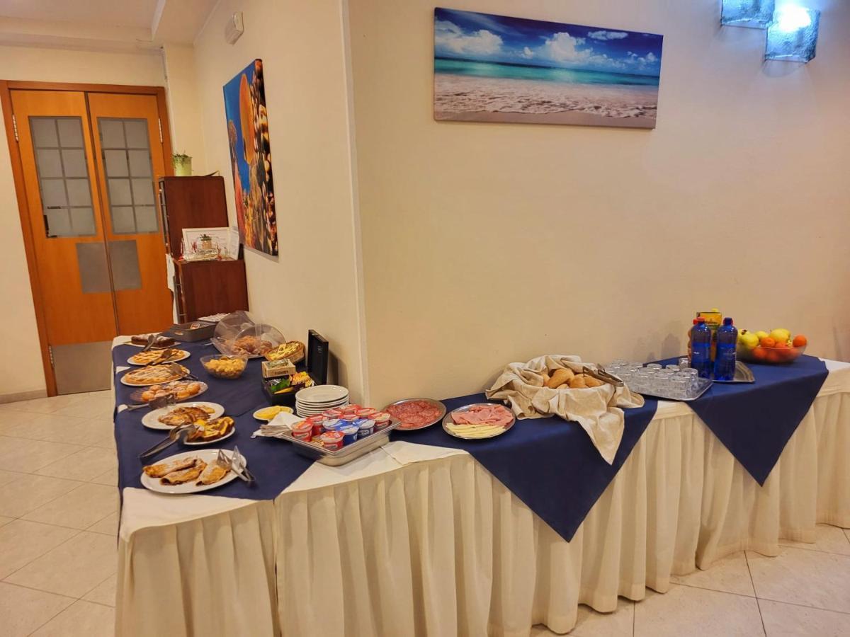 Hotel Savana Римини Екстериор снимка